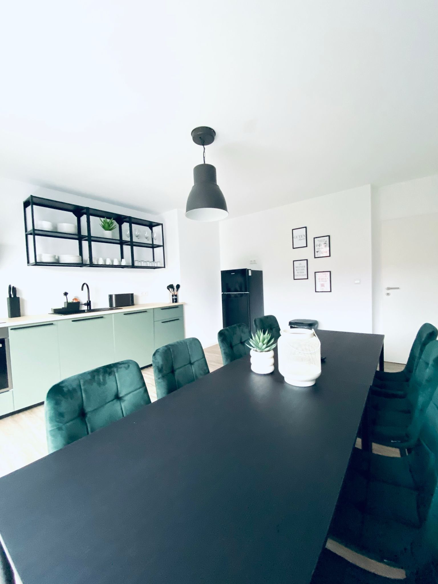 Großer Esstisch für 9 Personen in der Ferienwohnung Duisburg